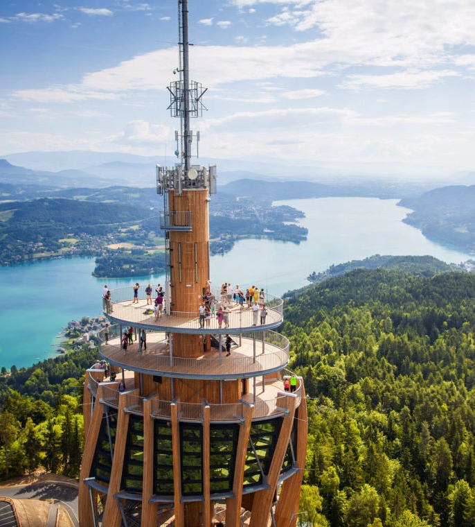 Pyramidenkogel kilátó, a legmagasabb fából készült kilátó, közepében csúzdával, fantasztikus kilátással a Wörti tóra és a Caravankák hegyeire